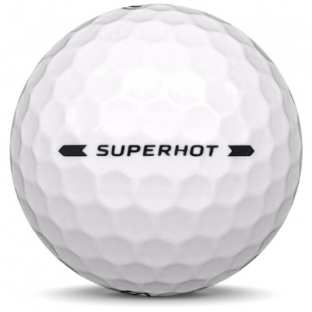 A bola de golfe Callaway Superhot No modelo de ano 2021.