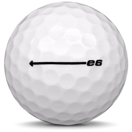 A bola de golfe Bridgestone E6 No modelo de ano 2022.